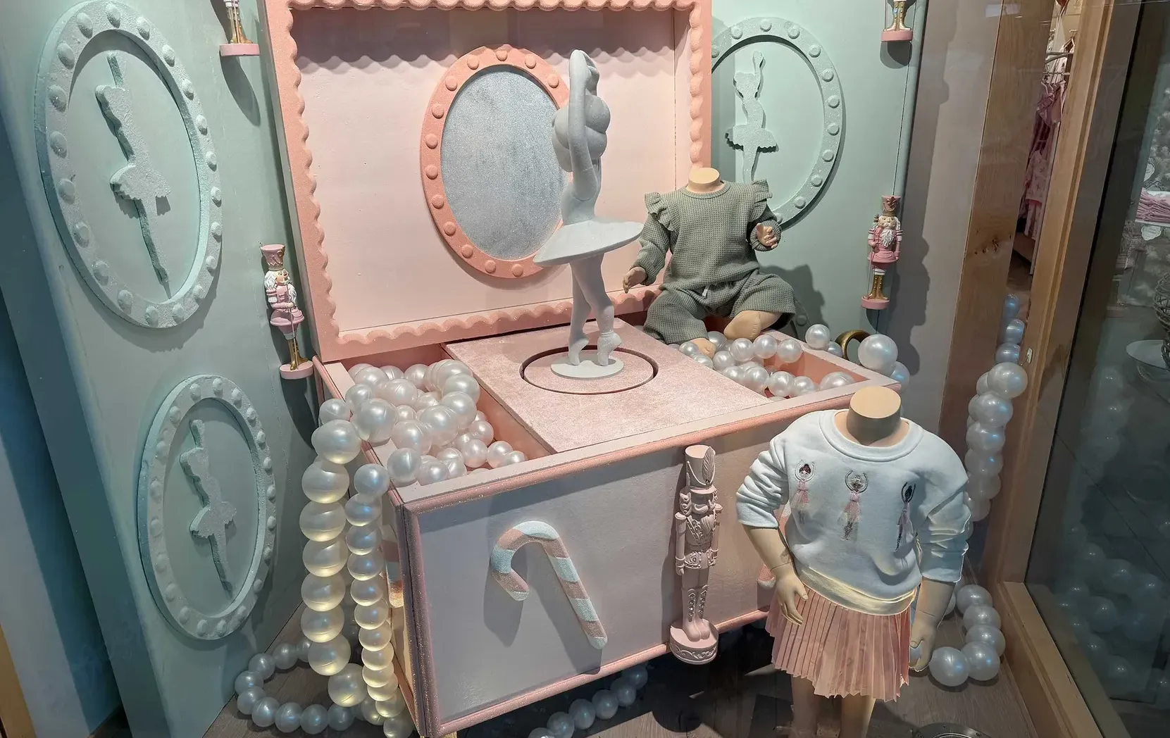 Retail display incorporating custom fabricated and 3D printed elements